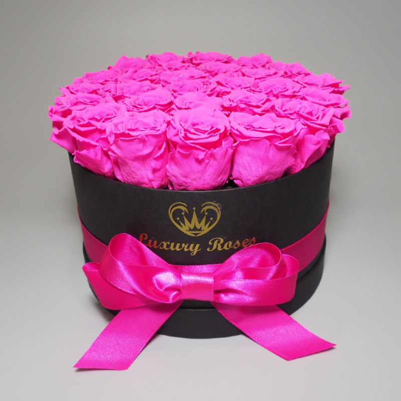 Luxusný okrúhly čierny box M s trvácnymi cyklámenovými ružami