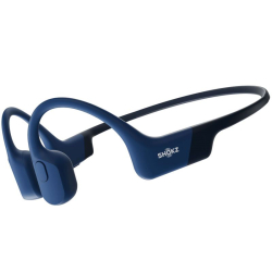 Shokz OpenRun Bluetooth-Kopfhörer vor dem Ohr, blau