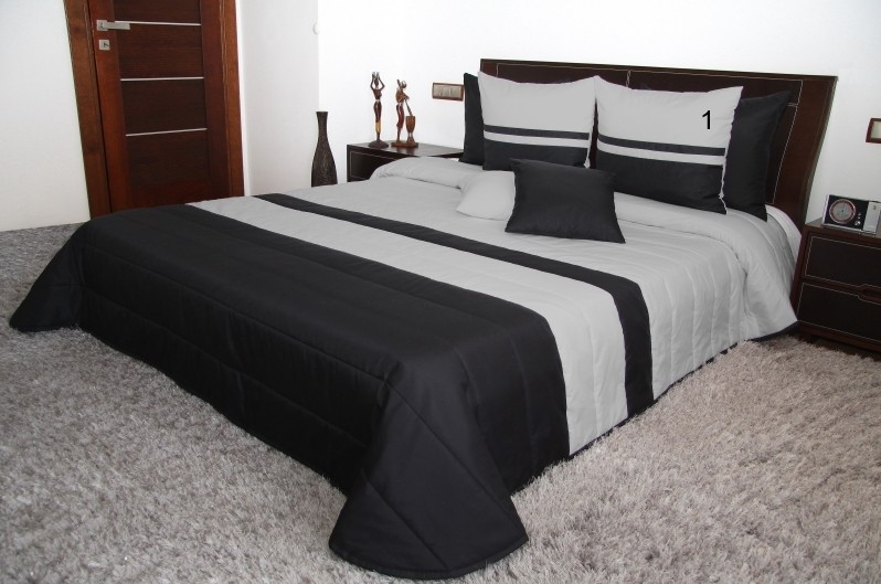Prošívané přehozy na postele v černé barvě s šedými pruhy Šířka: 200 cm | Délka: 220 cm