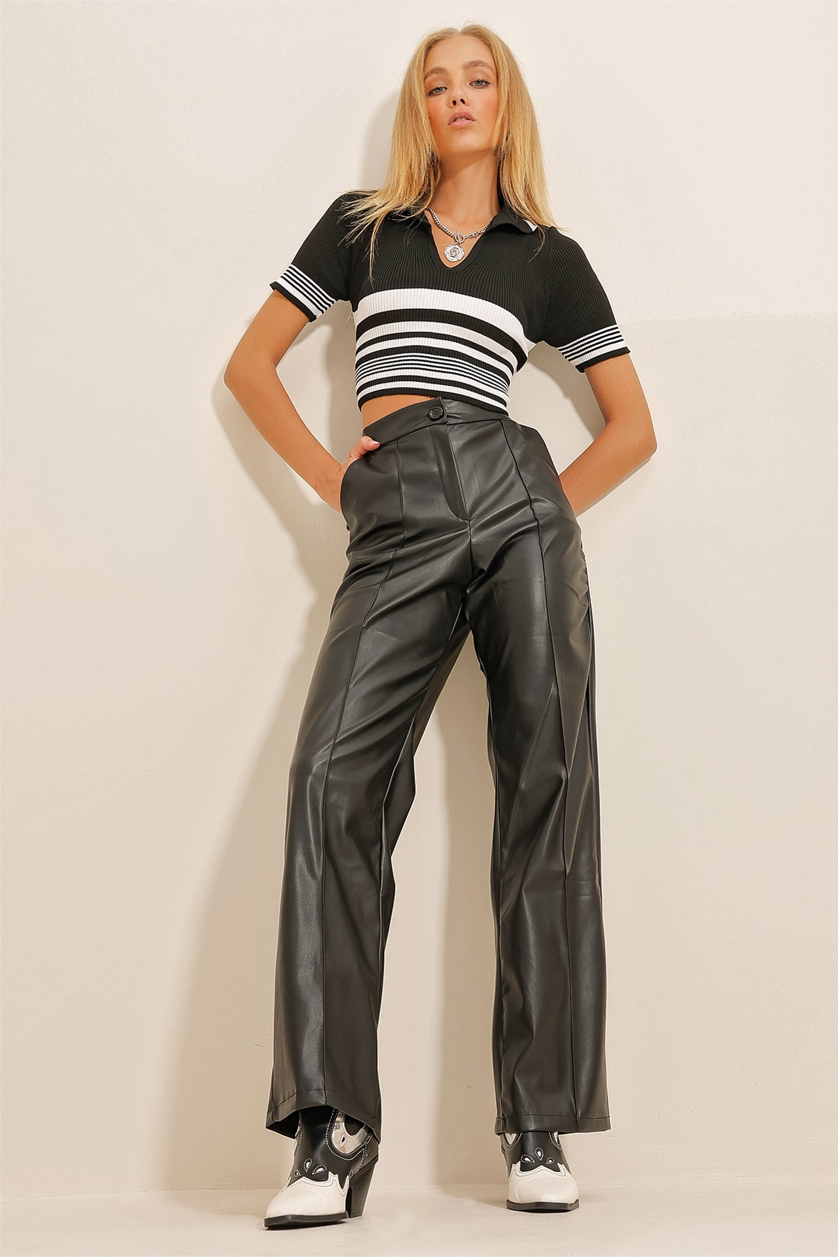 Trend Alaçatı Stili Γυναικείο Μαύρο Παντελόνι Palazzo από Ψεύτικο Δέρμα με Γρασίδι Μπροστά Διπλή Τσέπη