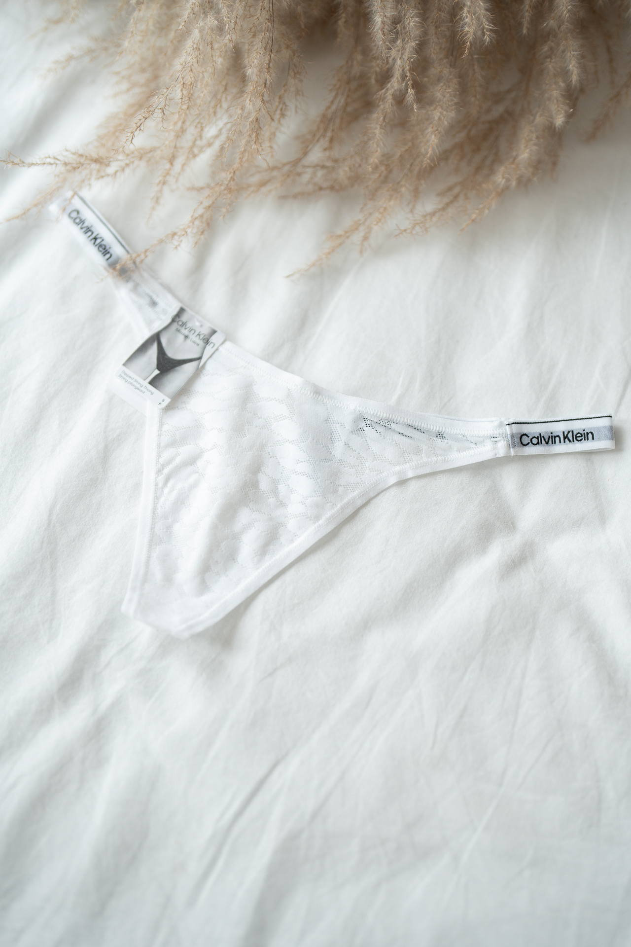 Tanga Calvin Klein - dentelle blanche Taille : L
