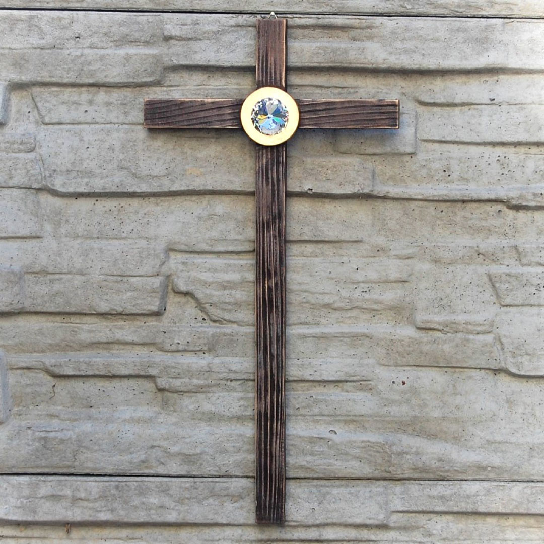 Moderný kríž s krištáľom