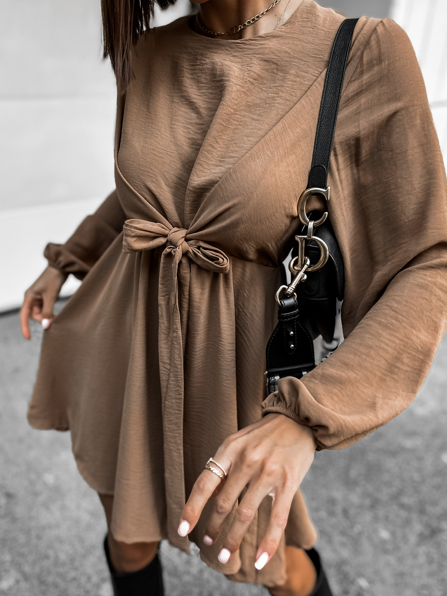 Hnedé elegantné šaty SCARVEY na viazanie