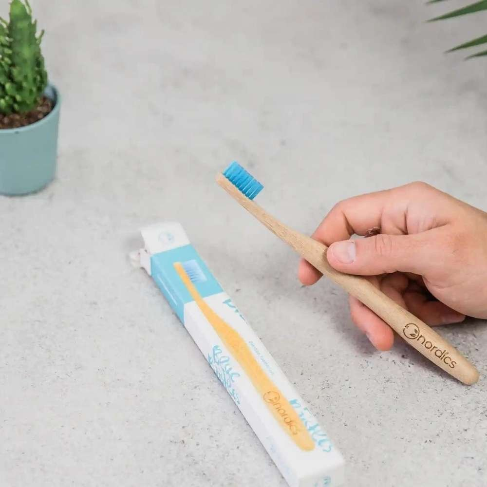 Bamboo toothbrush with blue bristles for adults NORDICS