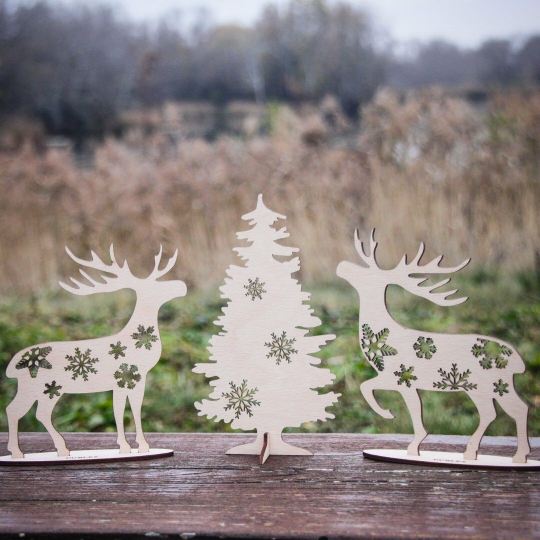 Dřevěné dekorace - Sobi s vánočním stromečkem | DUBLEZ