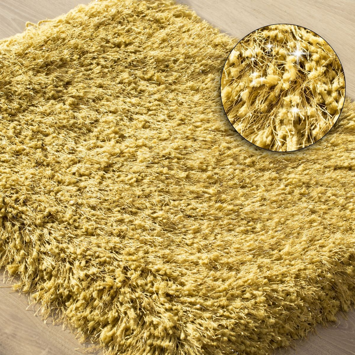 Żółty puchaty dywanik łazienkowy